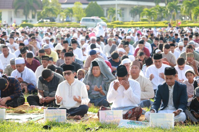Pj. Gubernur NTT, Ayodhia Kalake bersama ribuan Umat Muslim di kota kupang sedang melaksankan Sholat Ied di Alun-alun Gubernur NTT (Foto: Dion Ceunfin) 