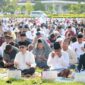 Pj. Gubernur NTT, Ayodhia Kalake bersama ribuan Umat Muslim di kota kupang sedang melaksankan Sholat Ied di Alun-alun Gubernur NTT (Foto: Dion Ceunfin) 