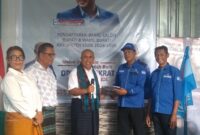 Bakal Calon Bupati Ende, Dr. Lorentius Dominicus Gadi Djou menyerah berkas pendaftaran ke Ketua DPC Partai Demokrat Ende, Mikael Badeoda (Foto: Chen Rasi/Savanaparadise.com)