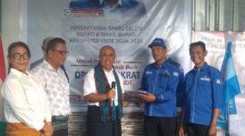 Bakal Calon Bupati Ende, Dr. Lorentius Dominicus Gadi Djou menyerah berkas pendaftaran ke Ketua DPC Partai Demokrat Ende, Mikael Badeoda (Foto: Chen Rasi/Savanaparadise.com)