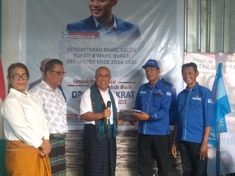 Bakal Calon Bupati Ende, Dr. Lorentius Dominicus Gadi Djou menyerah berkas pendaftaran ke Ketua DPC Partai Demokrat Ende, Mikael Badeoda (Foto: Chen Rasi/Savanaparadise.com)