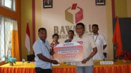 Ketua Bawaslu NTT, Nanato Da Purificacao Sarmento menyerahkan santunan kepada keluarga korban kecelakaan kerja di kantor Bawaslu Ende (Foto: Chen Rasi/Savanaparadise.com)