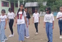 Siswi SDK Wolondopo 1 di Kabupaten Ende, Kecamatan Wolowaru sedang mementaskan lomba dancer (Foto: Chen Rasi/Savanaparadise.com)