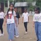 Siswi SDK Wolondopo 1 di Kabupaten Ende, Kecamatan Wolowaru sedang mementaskan lomba dancer (Foto: Chen Rasi/Savanaparadise.com)