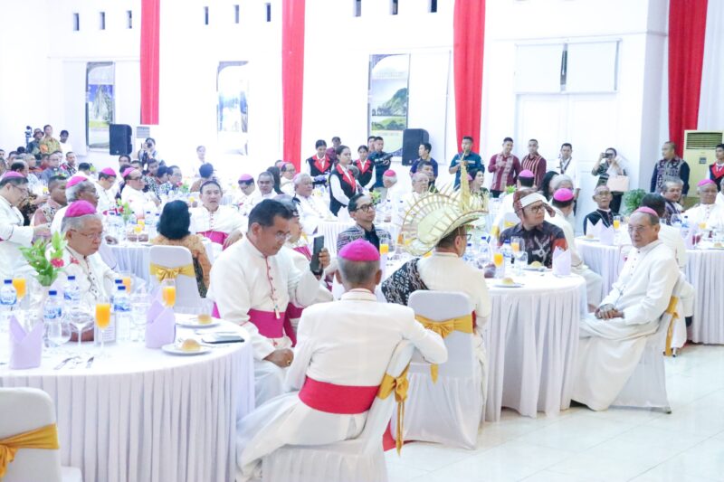 Suasana Jamuan Makan Malam Bersama yang di Gelar Pj Gubernur NTT, Ayodhia Kalake bersama Duta Besar Vatikan RI, Kardinal dan Para Uskup Se-Indonesia serta Timor Leste (Foto: MN/Savanaparadise.com)
