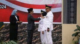 Penjabat Gubernur NTT, Ayodhia Kalake resmi melantik Penjabat Bupati Flores Timur dan Lembata (Foto: Dio Ceunfin)