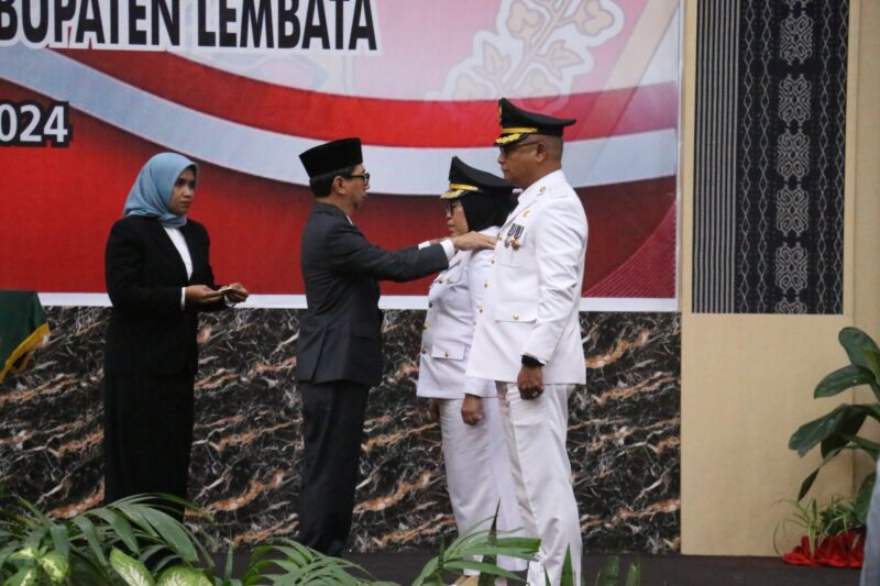 Penjabat Gubernur NTT, Ayodhia Kalake resmi melantik Penjabat Bupati Flores Timur dan Lembata (Foto: Dio Ceunfin)