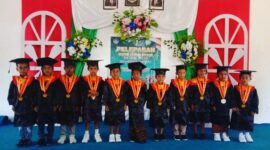 Pose bersama Siswa Siswi Kober Fajar Pagi usai di Wisuda (Foto: Chen Rasi/Savanaparadise.com)