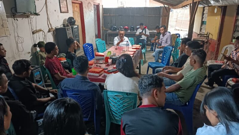 DISKUSI. Brigjen Simon Petrus Kamlasi berdiskusi dengan pengurus aktif  saat mengunjungi Marga Juang Perhimpunan Mahasiswa Katolik Republik Indonesia (PMKRI) Cabang Kupang, Sabtu, (17/8/2024) sore.
Foto: Tim Media SIAGA