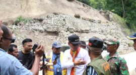 Pj. Gubernur NTT bersama rombongan mengunjungi Lokasi Longsor di Batu Putih-TTS, Rabu 29 Januari 2025 (Foto: RD/SP)