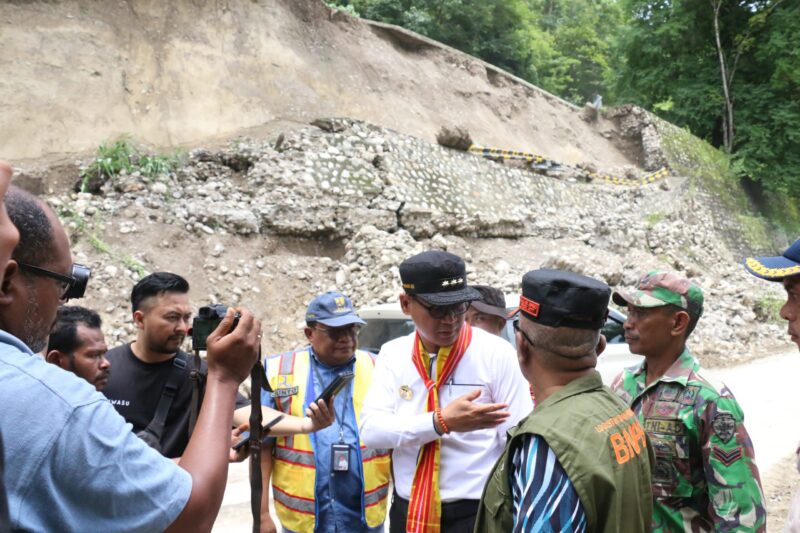 Pj. Gubernur NTT bersama rombongan mengunjungi Lokasi Longsor di Batu Putih-TTS, Rabu 29 Januari 2025 (Foto: RD/SP)