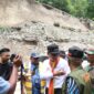 Pj. Gubernur NTT bersama rombongan mengunjungi Lokasi Longsor di Batu Putih-TTS, Rabu 29 Januari 2025 (Foto: RD/SP)