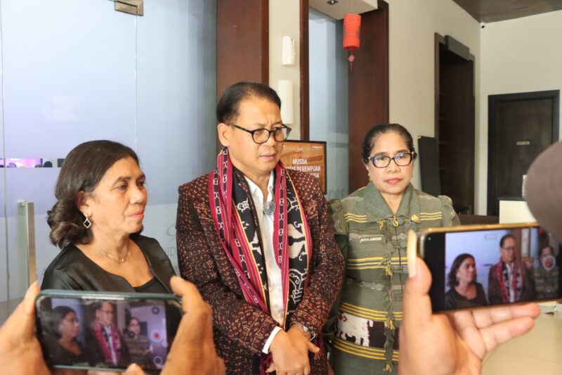 Pose bersama Pj. Gubernur NTT, Andriko Noto Susanto saat menghadiri Musda ke III KPPI NTT (Foto: Istimewa)