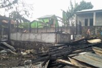 Kondisi Rumah Bapak Arsad Ndewi (43) yang hangus terbakar (Foto: Chen Rasi/Savanaparadise.com)