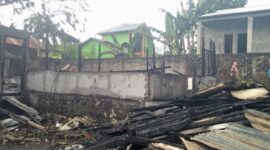 Kondisi Rumah Bapak Arsad Ndewi (43) yang hangus terbakar (Foto: Chen Rasi/Savanaparadise.com)