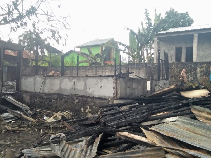 Kondisi Rumah Bapak Arsad Ndewi (43) yang hangus terbakar (Foto: Chen Rasi/Savanaparadise.com)