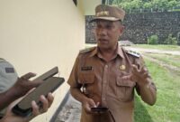 Camat Ndona, Yoseph Lebu, SE saat memberikan keterangan perss kepada media. (Foto: Chen Rasi/Savanaparadise.com)