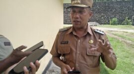 Camat Ndona, Yoseph Lebu, SE saat memberikan keterangan perss kepada media. (Foto: Chen Rasi/Savanaparadise.com)
