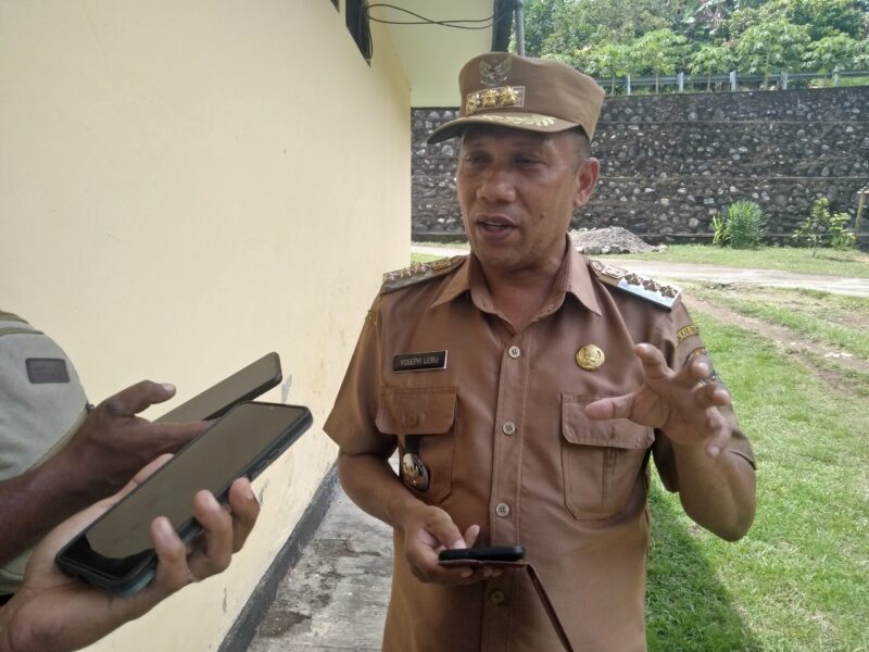 Camat Ndona, Yoseph Lebu, SE saat memberikan keterangan perss kepada media. (Foto: Chen Rasi/Savanaparadise.com)