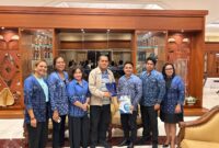 Gubernur NTT, Melki Laka Lena menerima cindera mata dari IAI dan PAFI NTT (Foto: BT)