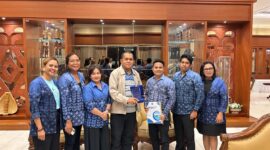 Gubernur NTT, Melki Laka Lena menerima cindera mata dari IAI dan PAFI NTT (Foto: BT)