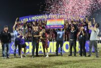 Gubernur NTT, Emanuel Melkiades Laka Lena menyerahkan piala ETMC kepada Bintang Timur Atambua (Foto:DC)