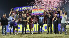 Gubernur NTT, Emanuel Melkiades Laka Lena menyerahkan piala ETMC kepada Bintang Timur Atambua (Foto:DC)