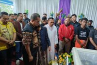 Gubernur NTT, Emanuel Melkiases Laka Lena melayat ke rumah duka eks Bupati TTU, Raymundus Fernandes (Foto: ALR)