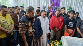 Gubernur NTT, Emanuel Melkiases Laka Lena melayat ke rumah duka eks Bupati TTU, Raymundus Fernandes (Foto: ALR)