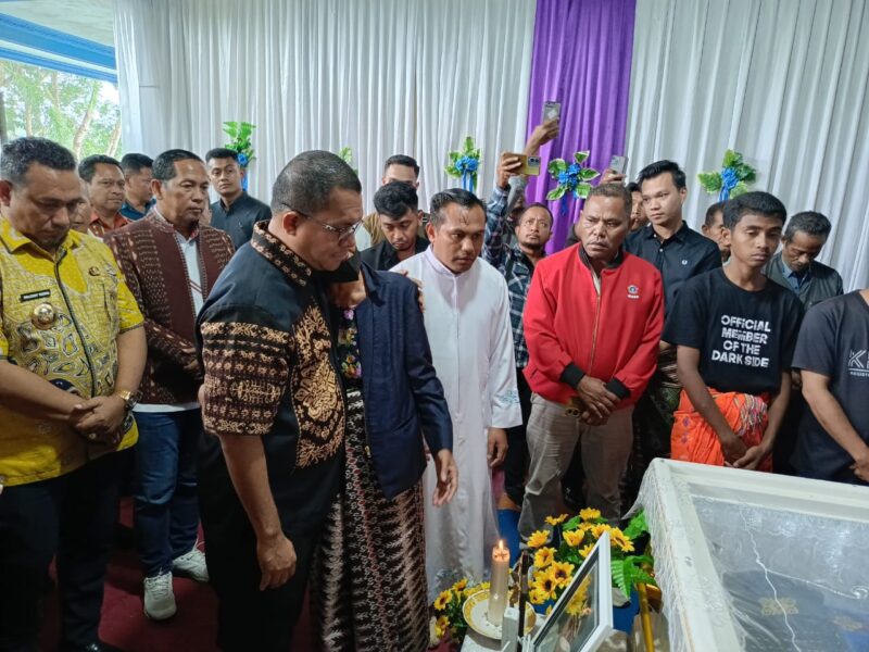 Gubernur NTT, Emanuel Melkiases Laka Lena melayat ke rumah duka eks Bupati TTU, Raymundus Fernandes (Foto: ALR)