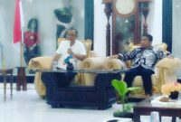 Bupati Yosef Benediktus Badeoda dan Wakil Bupati, Dominikus Minggu Mere sedang berdialog dengan rekan-rekan media di Ende (Foto:Chen Rasi/SP)
