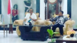 Bupati Yosef Benediktus Badeoda dan Wakil Bupati, Dominikus Minggu Mere sedang berdialog dengan rekan-rekan media di Ende (Foto:Chen Rasi/SP)