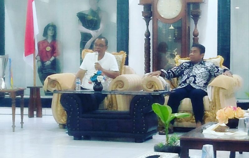 Bupati Yosef Benediktus Badeoda dan Wakil Bupati, Dominikus Minggu Mere sedang berdialog dengan rekan-rekan media di Ende (Foto:Chen Rasi/SP)