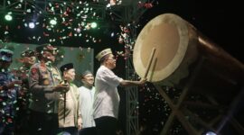 Gubernur NTT, Emanuel Melkiades Laka Lena Memukul Bedug Tanda Dilepasnya Pawai Kupang Bertakbir (Foto: NHW)