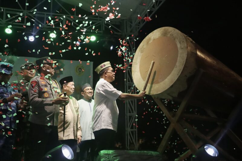 Gubernur NTT, Emanuel Melkiades Laka Lena Memukul Bedug Tanda Dilepasnya Pawai Kupang Bertakbir (Foto: NHW)