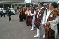 Bupati, Yoseph Badeoda bersama istri dan Wakil Bupati, Dominikus Minggu Mere bersama Istri serta rombongan sedang berjalan kaki menuju bundaran Lampu Lima (Foto: Chen Rasi/Savanaparadise.com)