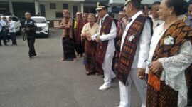 Bupati, Yoseph Badeoda bersama istri dan Wakil Bupati, Dominikus Minggu Mere bersama Istri serta rombongan sedang berjalan kaki menuju bundaran Lampu Lima (Foto: Chen Rasi/Savanaparadise.com)