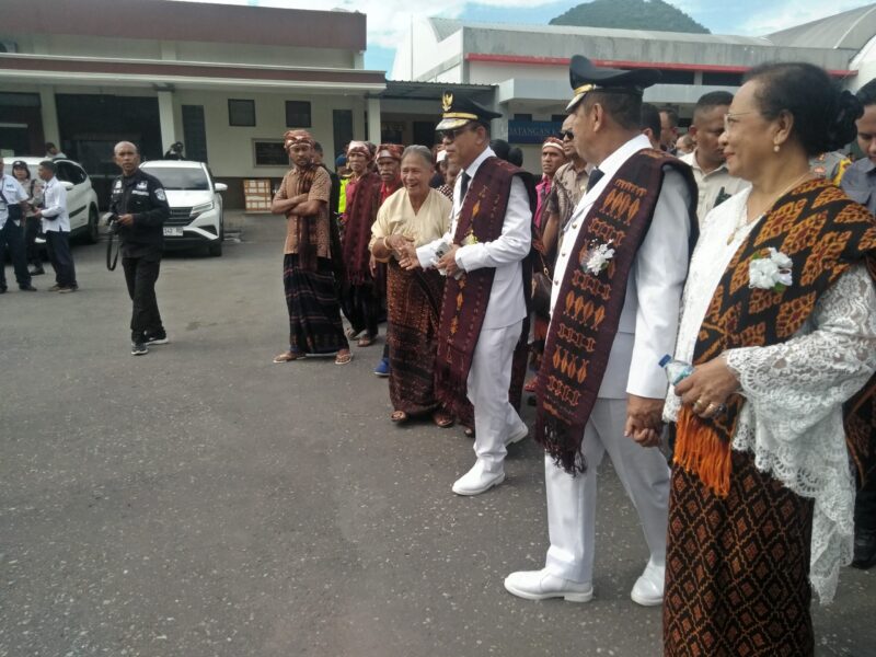 Bupati, Yoseph Badeoda bersama istri dan Wakil Bupati, Dominikus Minggu Mere bersama Istri serta rombongan sedang berjalan kaki menuju bundaran Lampu Lima (Foto: Chen Rasi/Savanaparadise.com)