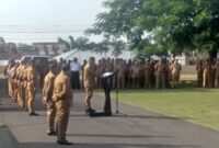 Bupati Kabupaten Ende, Yosef Benediktus Badeoda, SH, MH,, Pimpin Apel Perdana Di Halaman Kantor Bupati (Foto: Chen Rasi/Savanaparadise.com)
