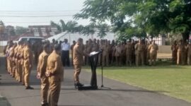 Bupati Kabupaten Ende, Yosef Benediktus Badeoda, SH, MH,, Pimpin Apel Perdana Di Halaman Kantor Bupati (Foto: Chen Rasi/Savanaparadise.com)