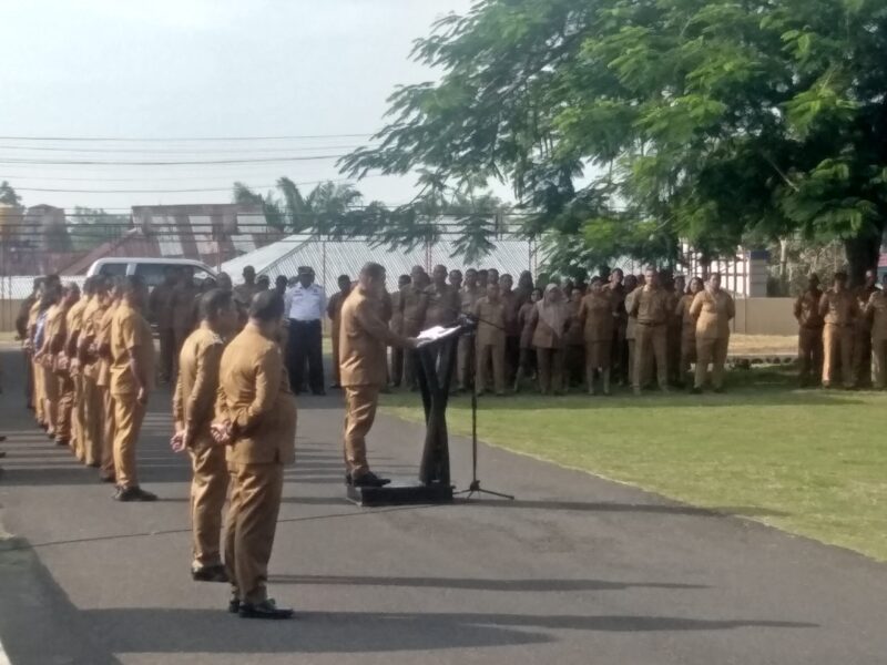 Bupati Kabupaten Ende, Yosef Benediktus Badeoda, SH, MH,, Pimpin Apel Perdana Di Halaman Kantor Bupati (Foto: Chen Rasi/Savanaparadise.com)