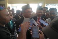 Bupati Kabupaten Ende, Yosef Benediktus Badeoda, SH,, MH saat memberikan keterangan pers kepada awak media usai mengikuti Rapat Paripurna (Foto: Chen Rasi/Savanaparadise.com)