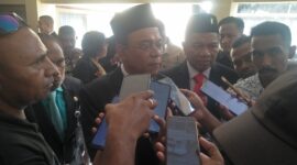 Bupati Kabupaten Ende, Yosef Benediktus Badeoda, SH,, MH saat memberikan keterangan pers kepada awak media usai mengikuti Rapat Paripurna (Foto: Chen Rasi/Savanaparadise.com)