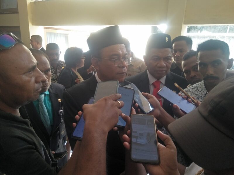Bupati Kabupaten Ende, Yosef Benediktus Badeoda, SH,, MH saat memberikan keterangan pers kepada awak media usai mengikuti Rapat Paripurna (Foto: Chen Rasi/Savanaparadise.com)