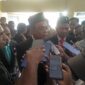 Bupati Kabupaten Ende, Yosef Benediktus Badeoda, SH,, MH saat memberikan keterangan pers kepada awak media usai mengikuti Rapat Paripurna (Foto: Chen Rasi/Savanaparadise.com)