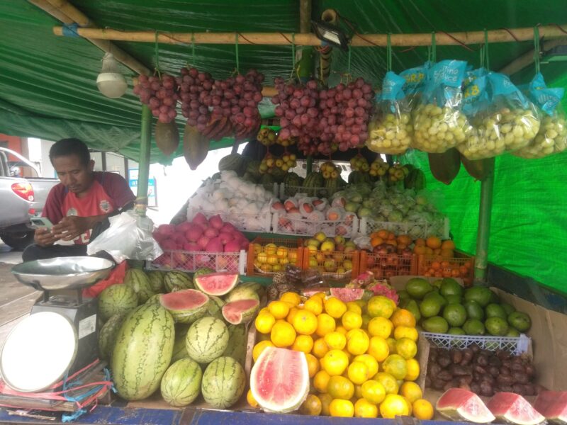 Lapak Buah-buahan milik  Allan Abdul (Foto: Chen Rasi/Savanaparadise.com)