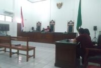 Kuasa termohon sedang membaca jawaban termohon dalam sidang Praperadilan yang di pimpin Hakim Tunggal, I Putu Renata I Putra, SH (Foto: Chen Rasi/Savanaparadise.com)