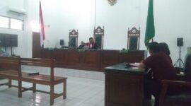 Kuasa termohon sedang membaca jawaban termohon dalam sidang Praperadilan yang di pimpin Hakim Tunggal, I Putu Renata I Putra, SH (Foto: Chen Rasi/Savanaparadise.com)