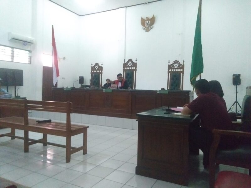 Kuasa termohon sedang membaca jawaban termohon dalam sidang Praperadilan yang di pimpin Hakim Tunggal, I Putu Renata I Putra, SH (Foto: Chen Rasi/Savanaparadise.com)