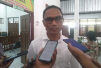 Saksi Ahli Pemohon, Mikael Feka, SH.,MH saat memberikan keterangan pers usai memberikan dipersidangan Praperadilan (Foto: Chen Rasi/SP)